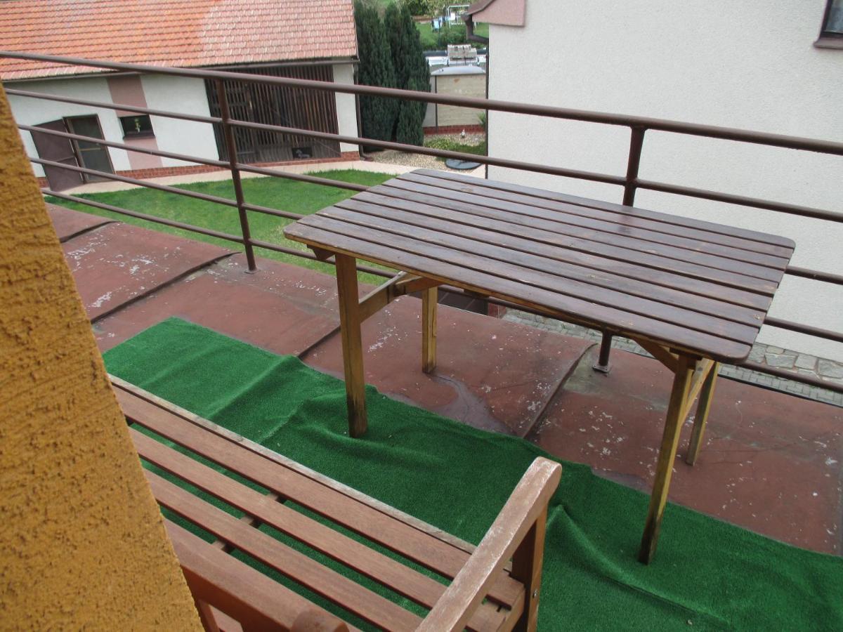 Rd Cerncin Bucovice Apartment Luaran gambar